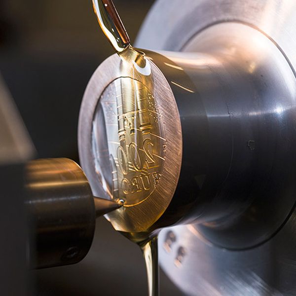 Frappe d'une médaille, photo de production