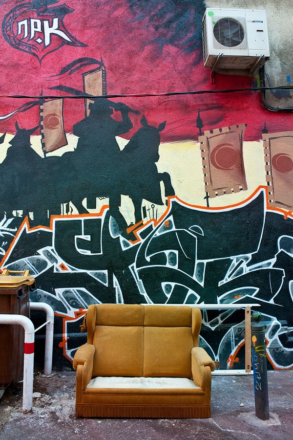 Graffitis et fauteuil, Paris