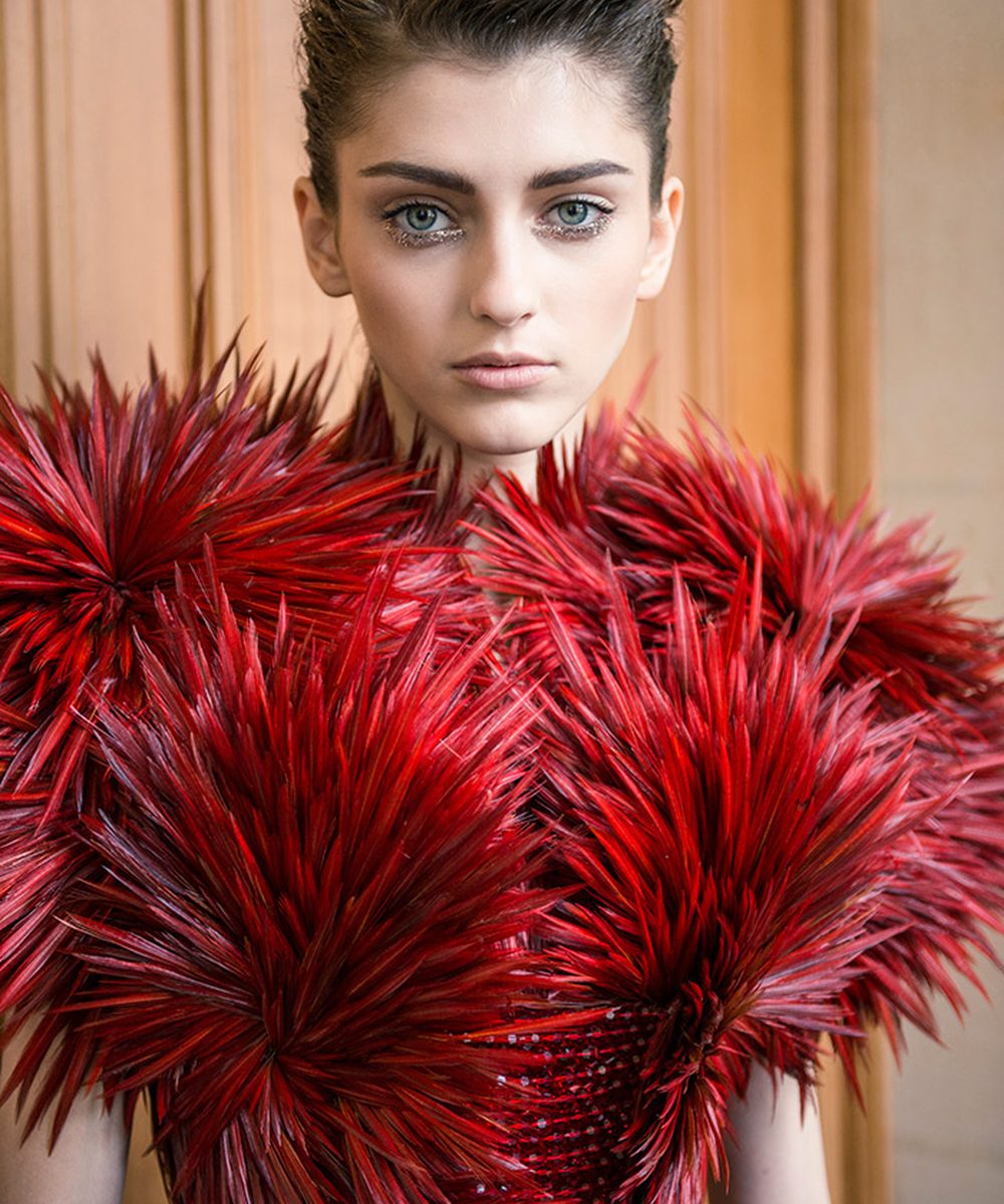Photographie de mode, mannequin en tenue de plumes rouges